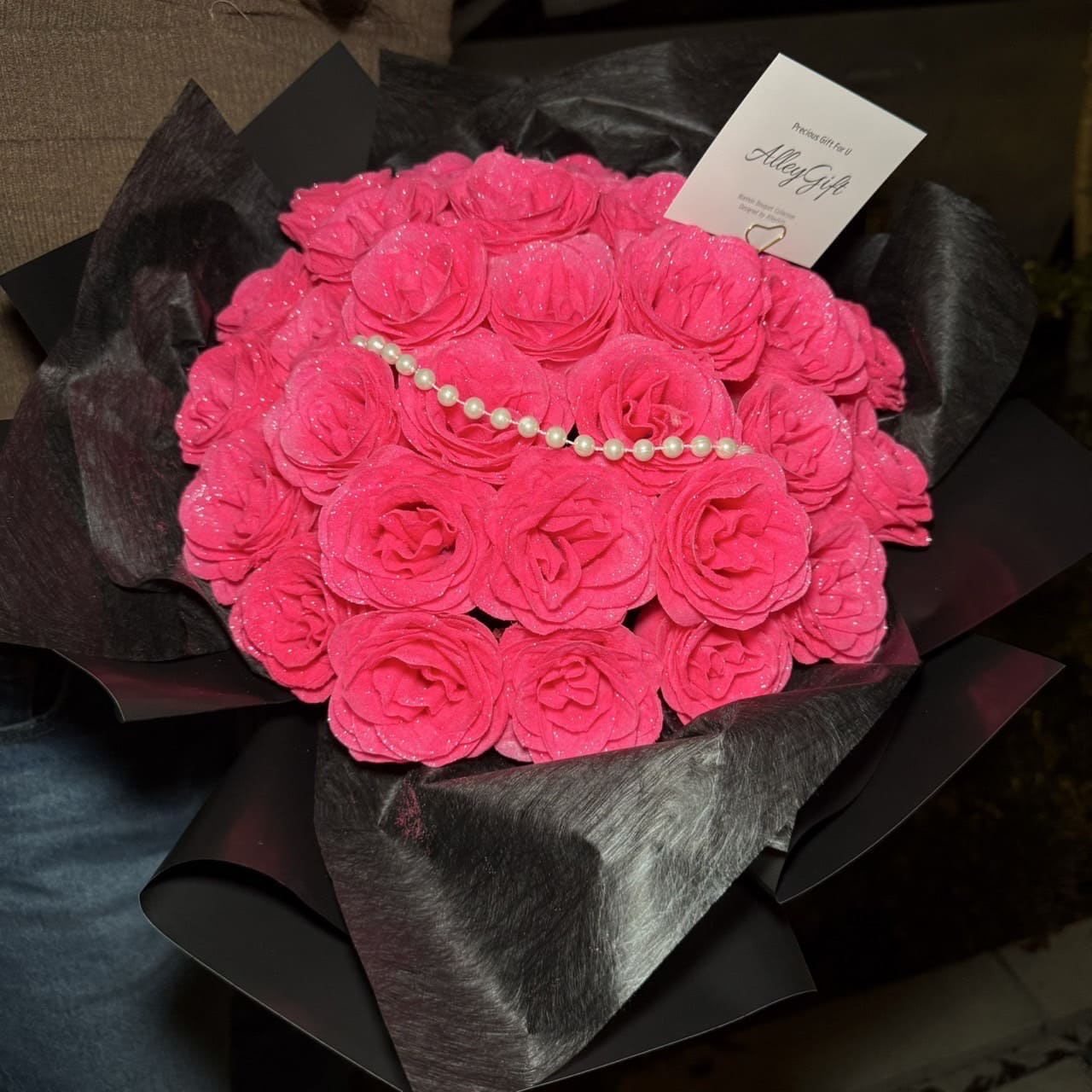 グリッターローズ花束 33本の深めピンク TikTokで大バズりしている話題