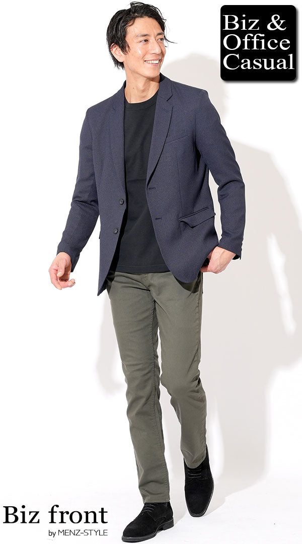 ネイビーテーラードジャケット×黒半袖Tシャツ×カーキパンツ×黒スエード