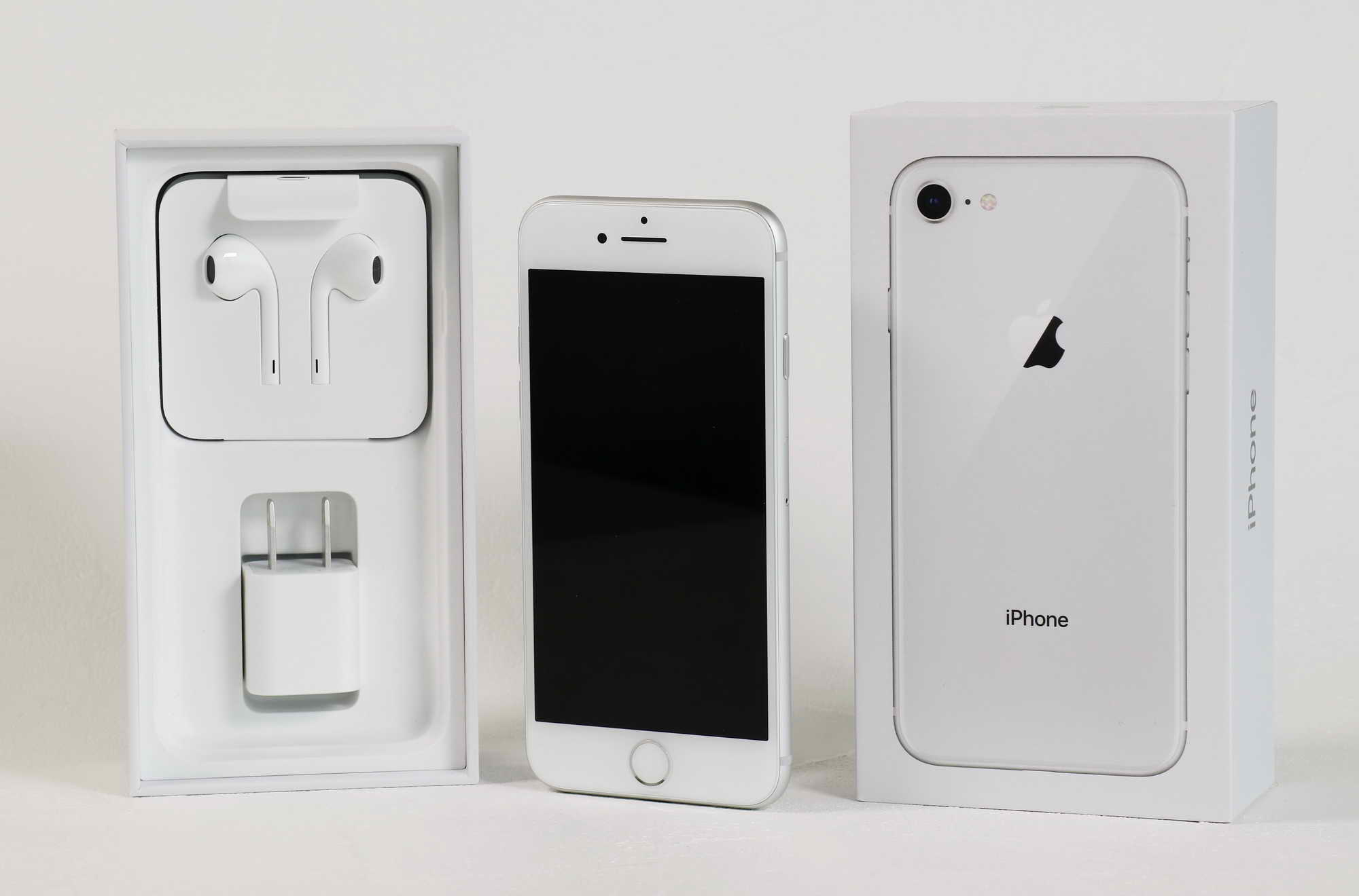 iPhone 8・シルバーモデルの内容物。入っているものはiPhone 7世代と