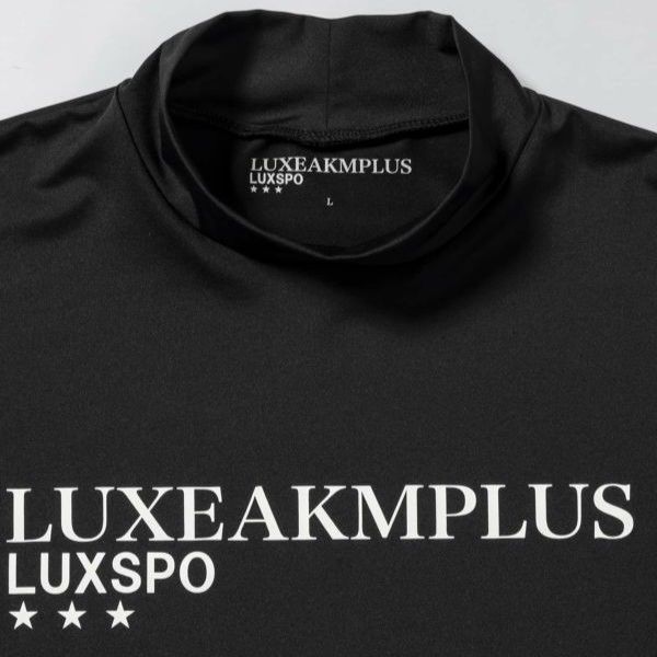 LUXE AKM PLUS - スポーツロゴモックネック半袖Tシャツ | モックネック