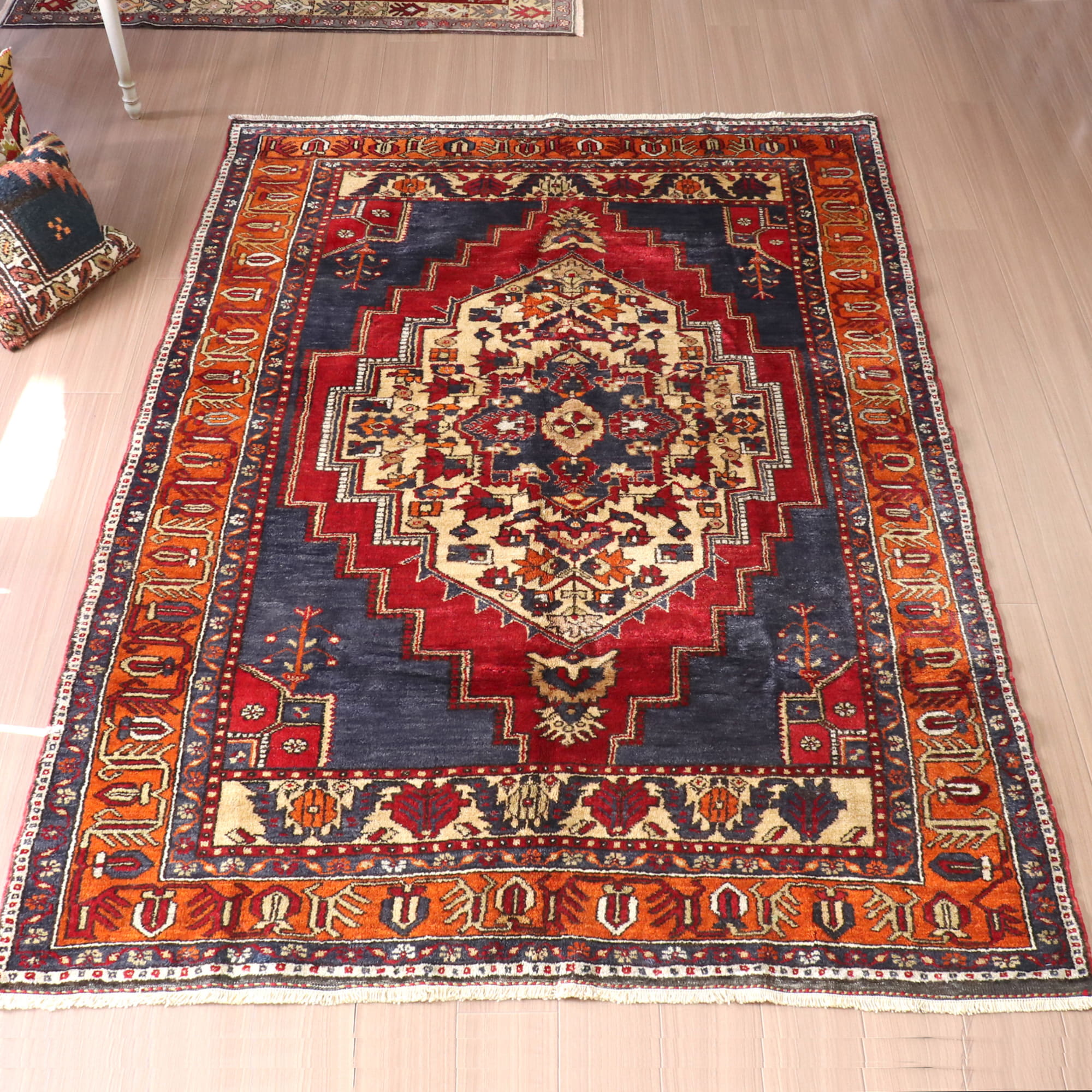 トルコ絨毯 リビングサイズ コンヤ タシュプナル245×170cm 赤 紺 花の