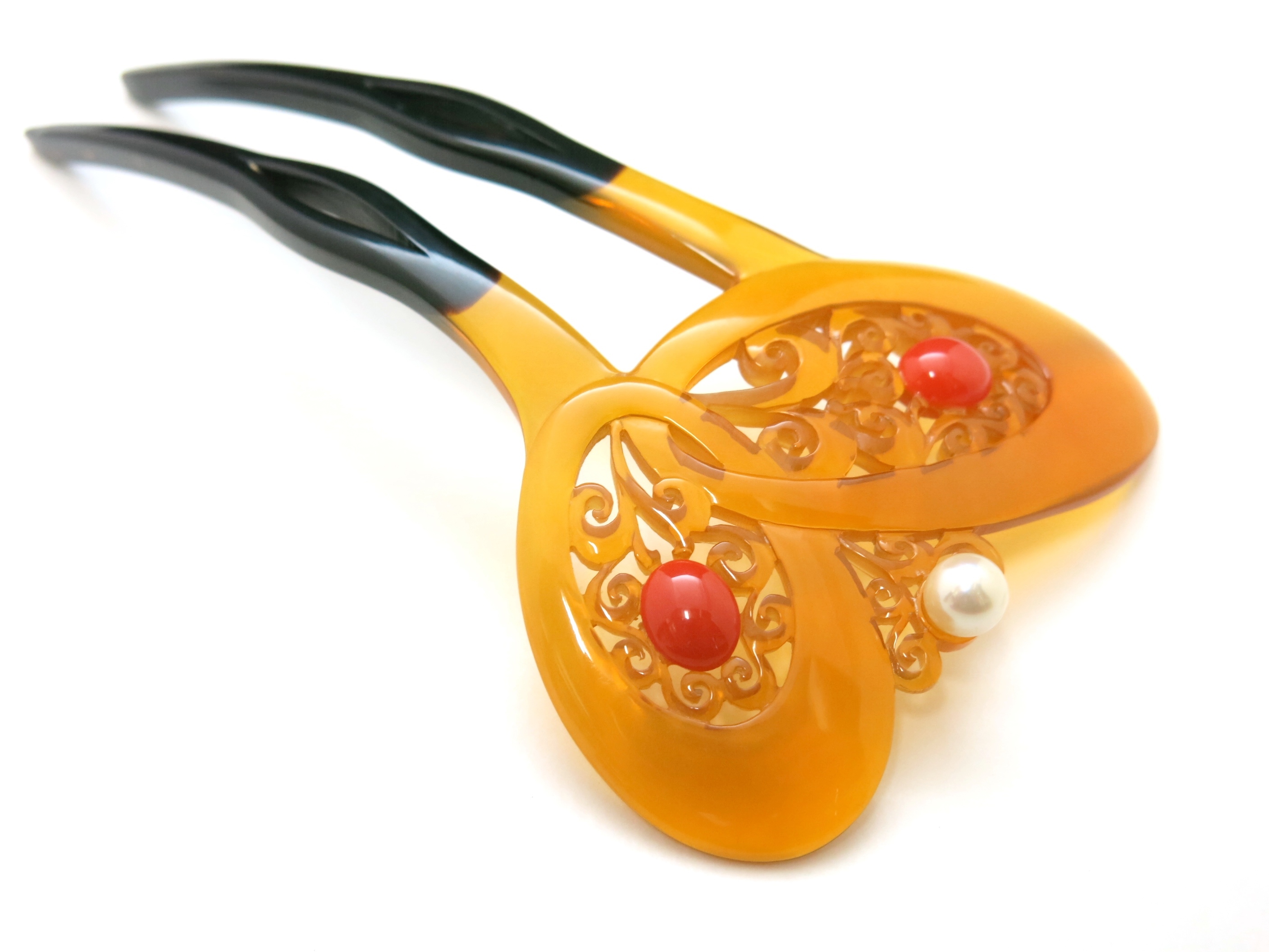 白べっ甲真珠珊瑚唐草透かし彫り簪｜結婚式、準礼装のおキモノに