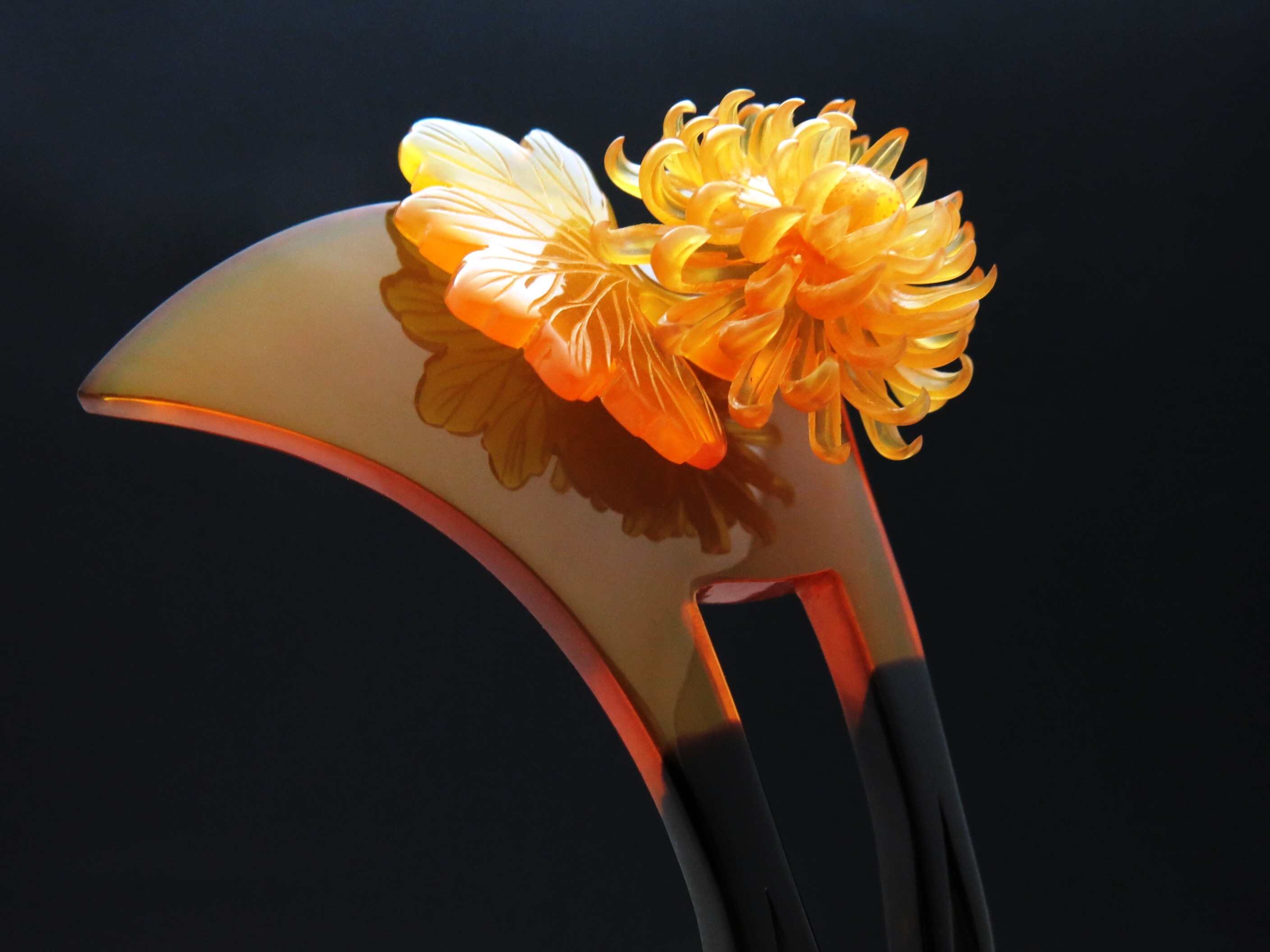 礼装、準礼装の装いに｜白鼈甲菊彫刻飾付き簪｜光る鼈甲職人の技