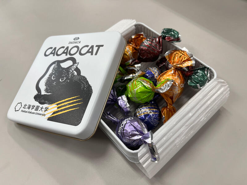 北海学園大学×CACAOCAT』チョコレート缶が発売 | ニュース・お知らせ