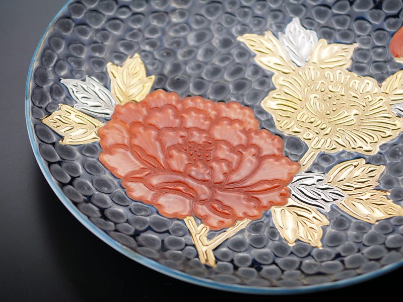 有田焼】飾り絵皿（大）天目金彩・白金彩牡丹図 - JTOPIA