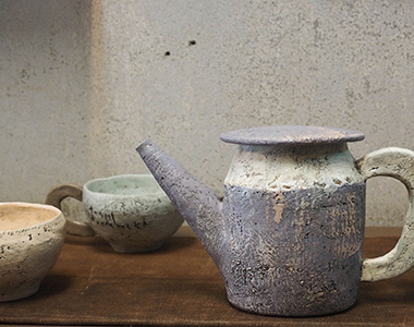 絵のように食卓を優しく彩る器たち。色を使う陶芸家、東恩納美架が語る