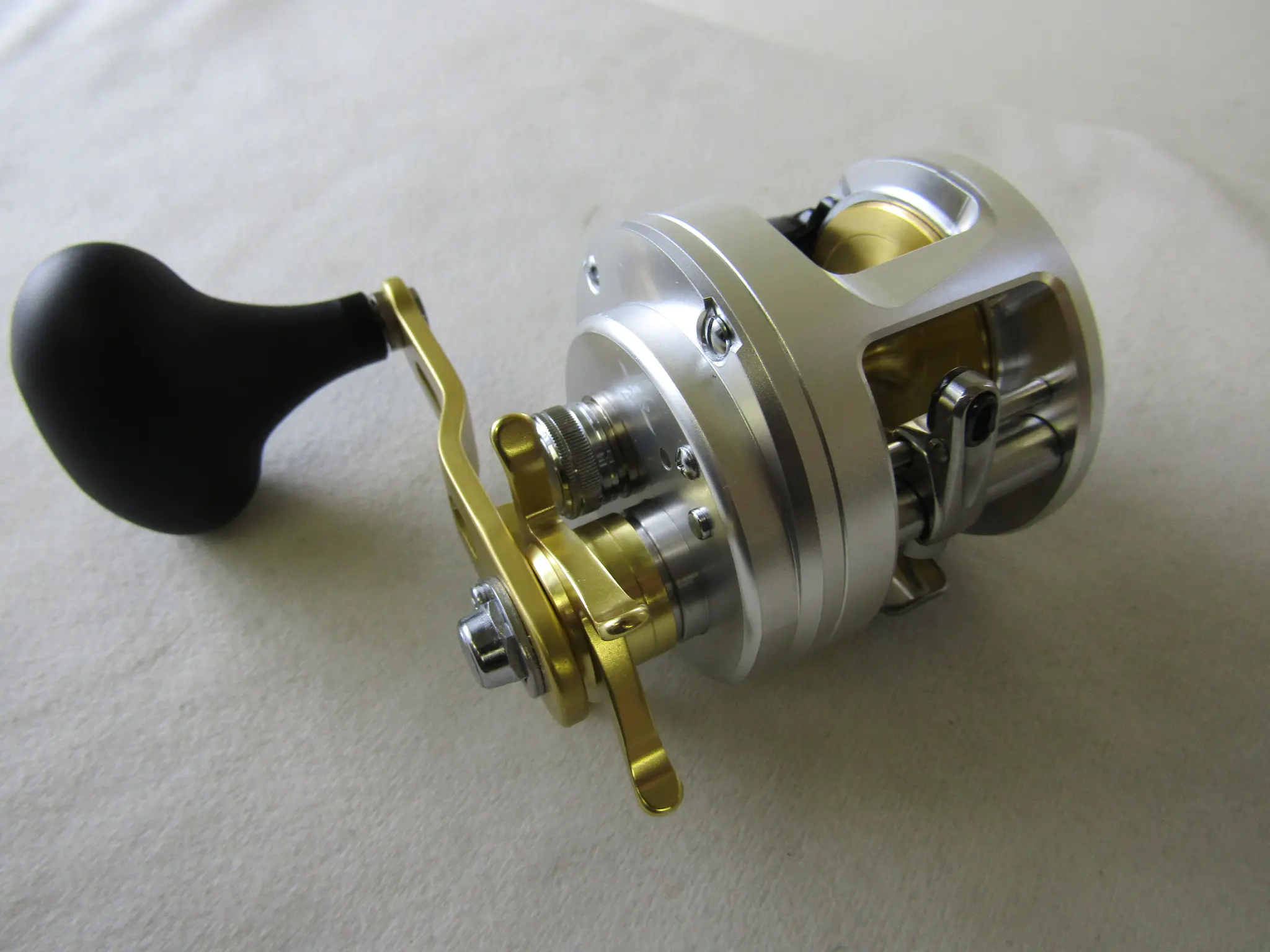 カルカッタ800F（右） - 28,500円 : 海釣り、船釣り専門店の沖三昧