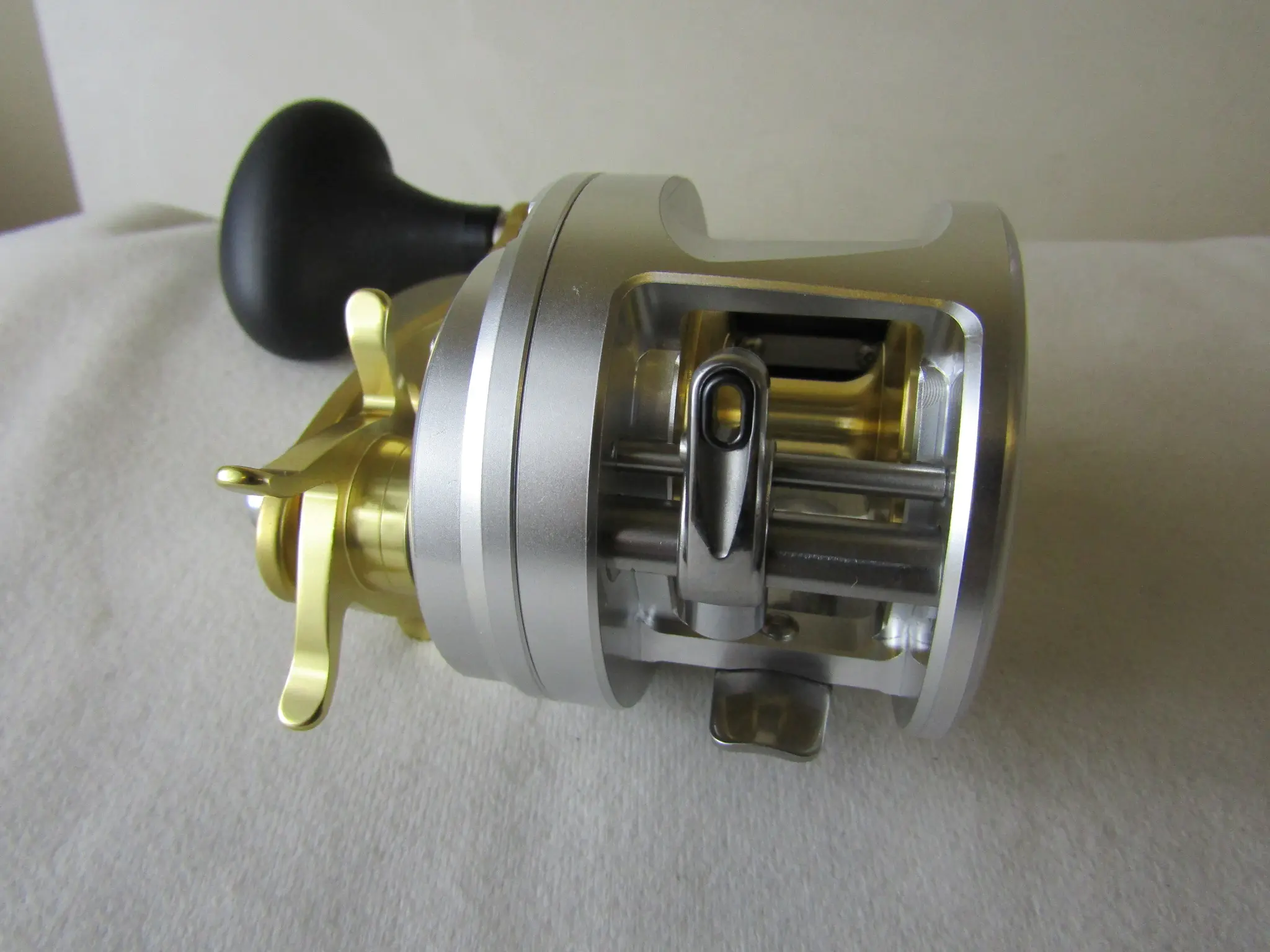 カルカッタ800F（右） - 28,500円 : 海釣り、船釣り専門店の沖三昧