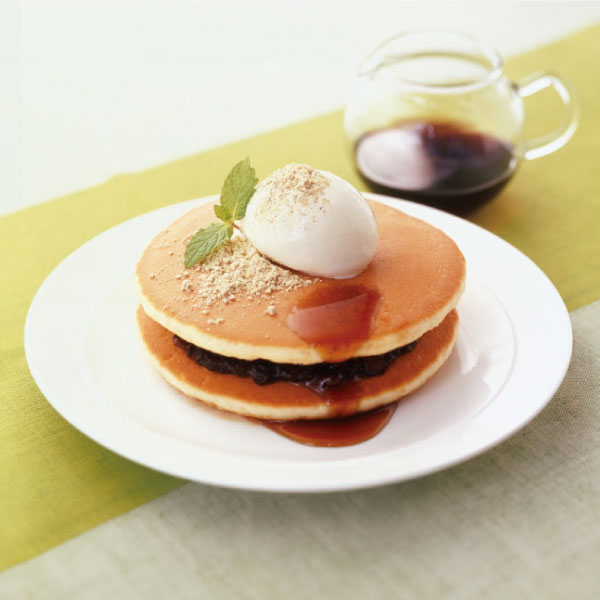 バニラアイスクリームと黒蜜ソースのホットケーキ | レシピ