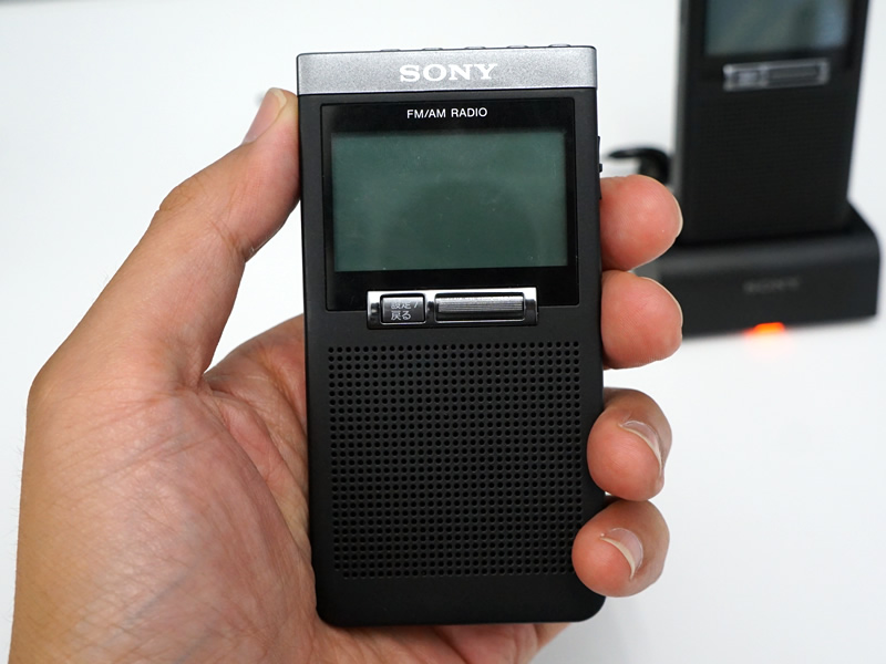 ソニー、ポータブルラジオ2機種。コンセント/電池両駆動機と名刺サイズ