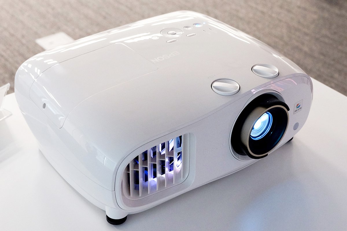 エプソン、明るい部屋でも使いやすい高輝度4K/HDRプロジェクター「EH