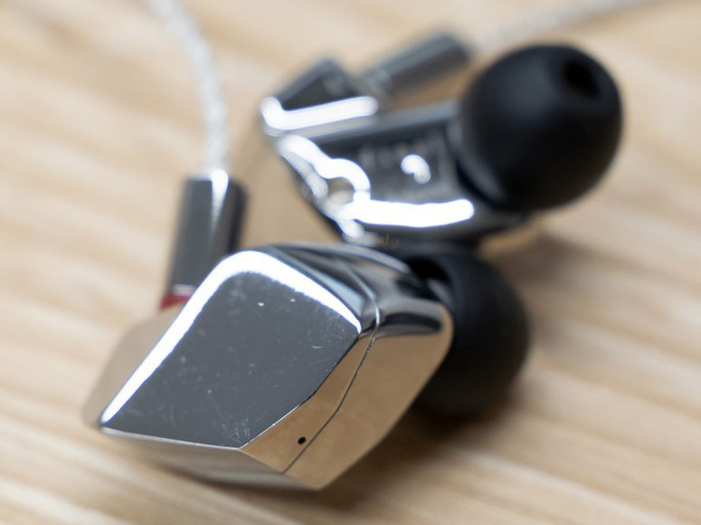 final、新フラグシップイヤホン「A8000」を約20万円で12/13発売