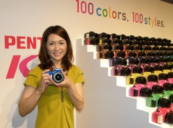 ペンタックス、100種類のカラバリ受注に対応したデジタル一眼レフ