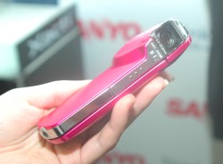 三洋、世界最小・最軽量のフルHDビデオカメラ“Xacti”「DMX-CS1」を発売