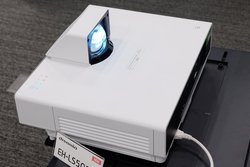 エプソン、初の超短焦点4Kプロジェクター「EH-LS500」。レーザー光源で