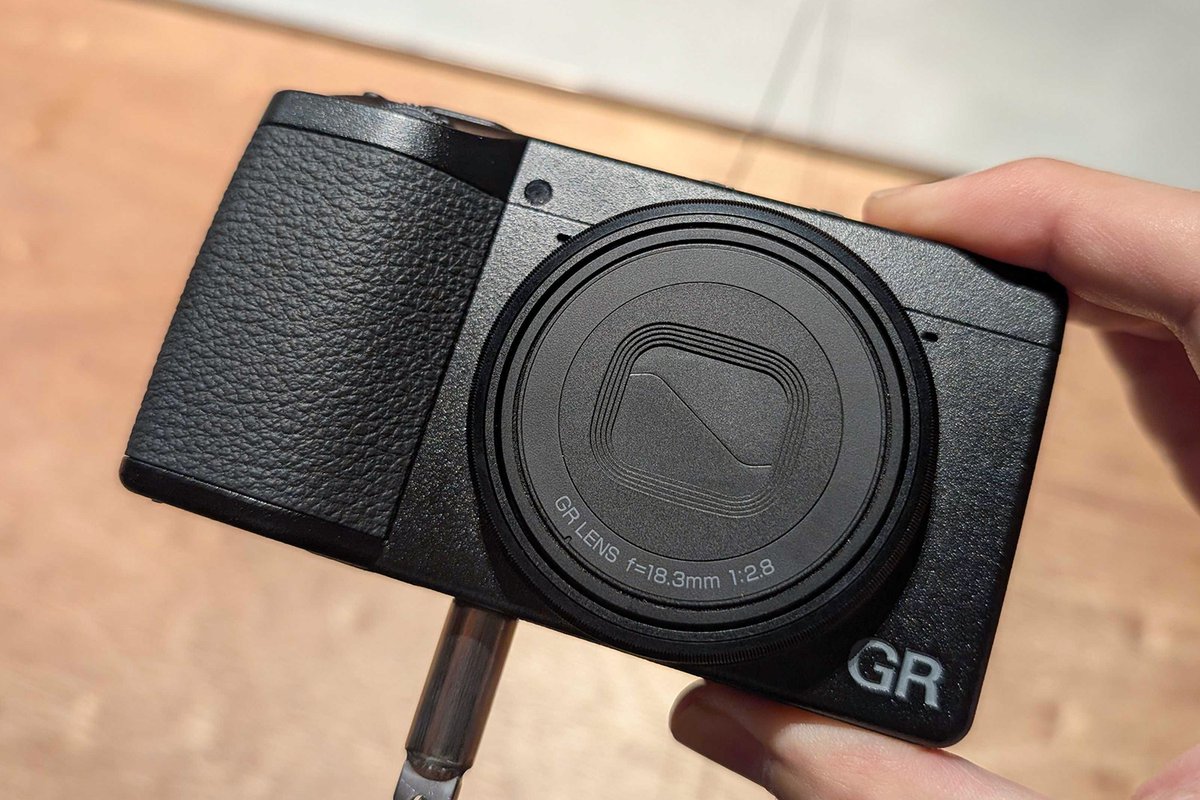 リコー「GR IV」実機をメディア向けに初公開。起動の高速化など