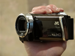 多彩な機能で身近に使えるエントリー機・JVC“Everio”GZ-E345/E325/E320