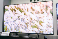 パナソニック、別筐体スピーカー採用でデザインと音質にこだわった“4K