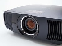 エプソン、従来機より明るさ/コントラストを向上させたホーム