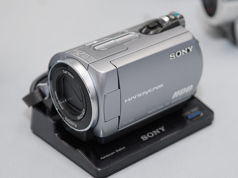 ソニー、SD録画対応の40GB HDDカム「DCR-SR300」