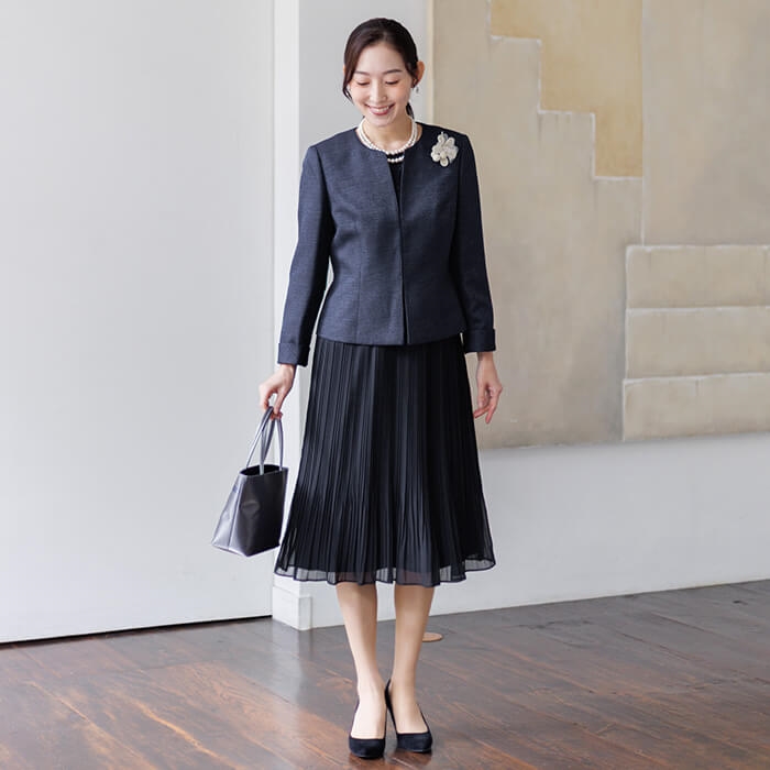 素材感の変化で魅せる大人のセレモニースーツ 15号・ネイビー｜東京