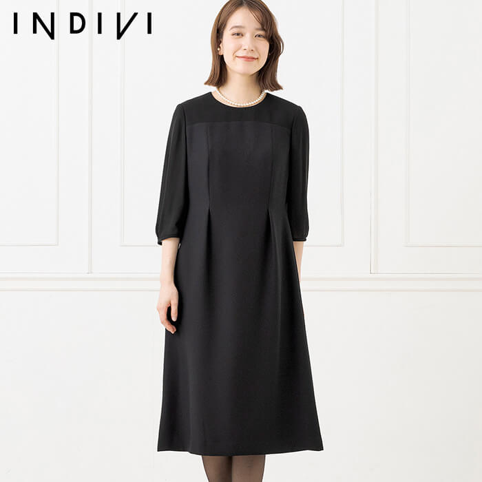 シンプルなノーカラーのアンサンブル 9号・ブラック｜東京ソワール