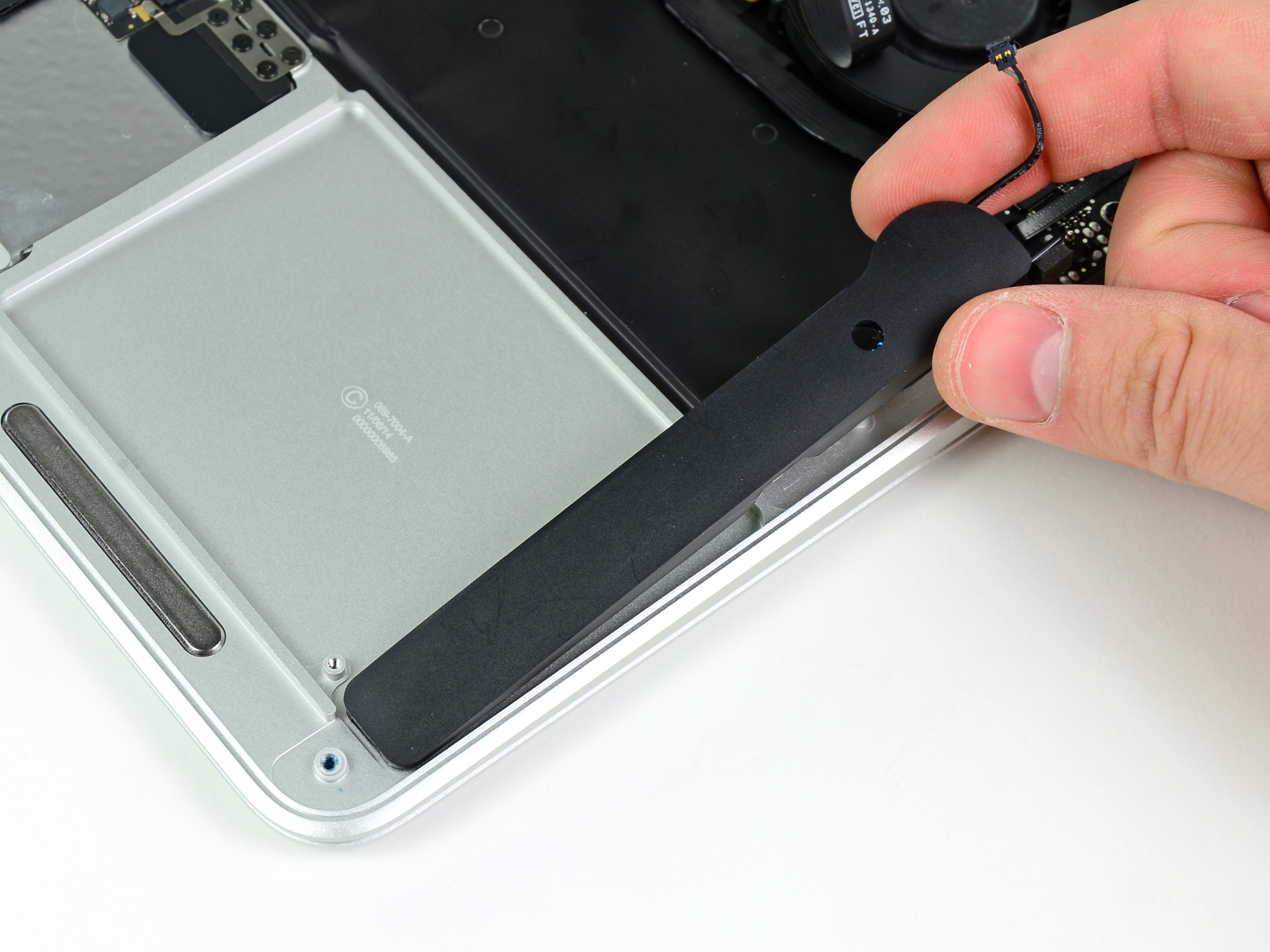 MacBook Air 11インチ Early 2015 左側スピーカーの交換 - iFixit 修理