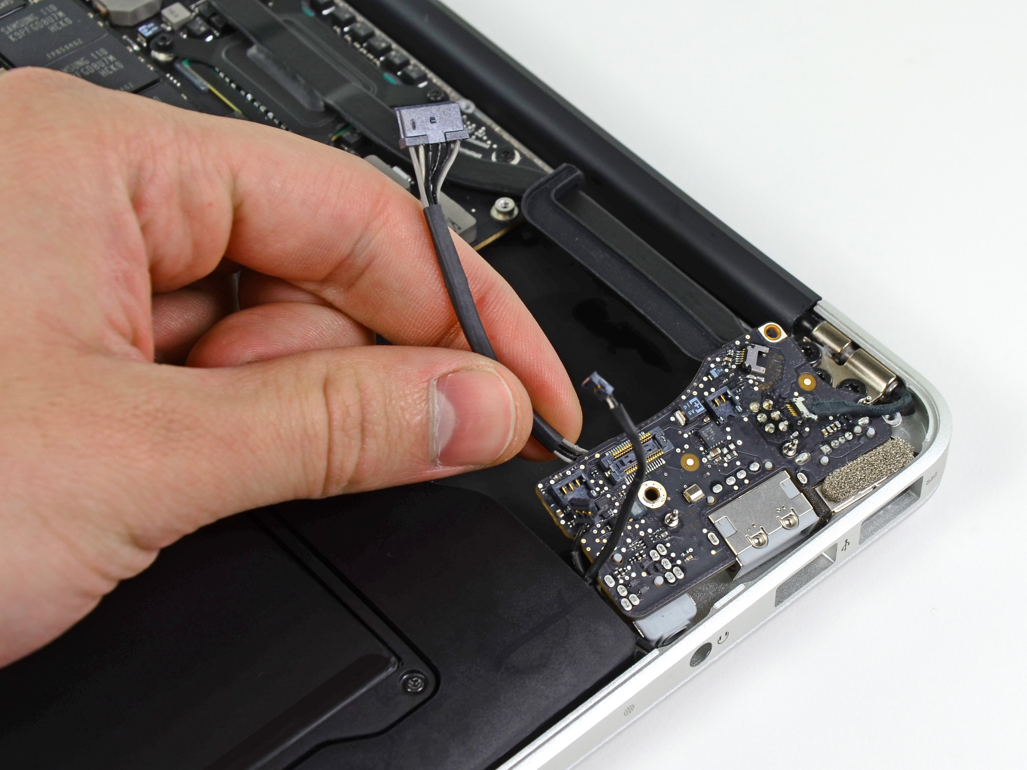 MacBook Air 13インチ Mid 2011 I/Oボードの交換 - iFixit 修理ガイド