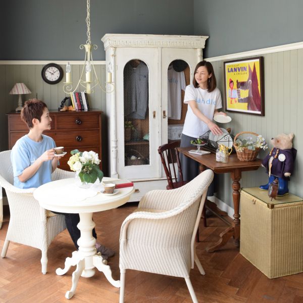 シャビーシックなアンティーク風のテーブル、ホワイトペイントの