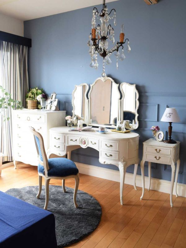 フランスから届いたおしゃれなアンティークの椅子、猫足が美しい白い