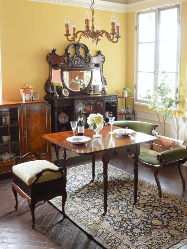 イギリスから届いたアンティークのコーナー家具、おしゃれな飾り棚