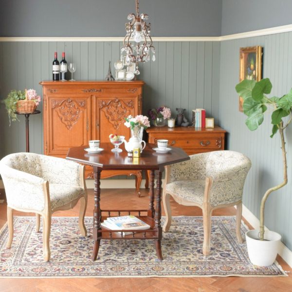 英国で見つけたおしゃれなアンティークの花台、トライポット足の