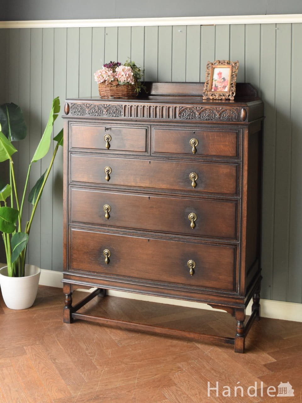 キレイなアンティーク家具、取っ手も美しい南仏スタイルの3段フレンチ