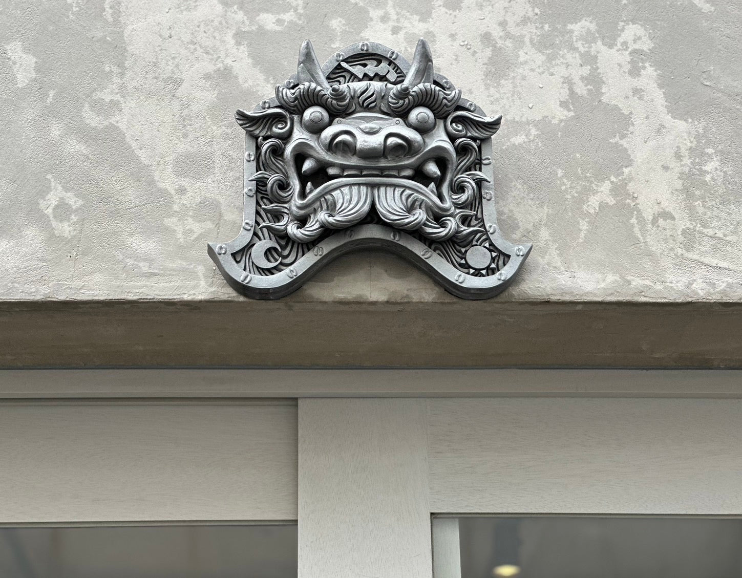 西門町店にオリジナルの”鬼瓦”を。 – hugcoffee