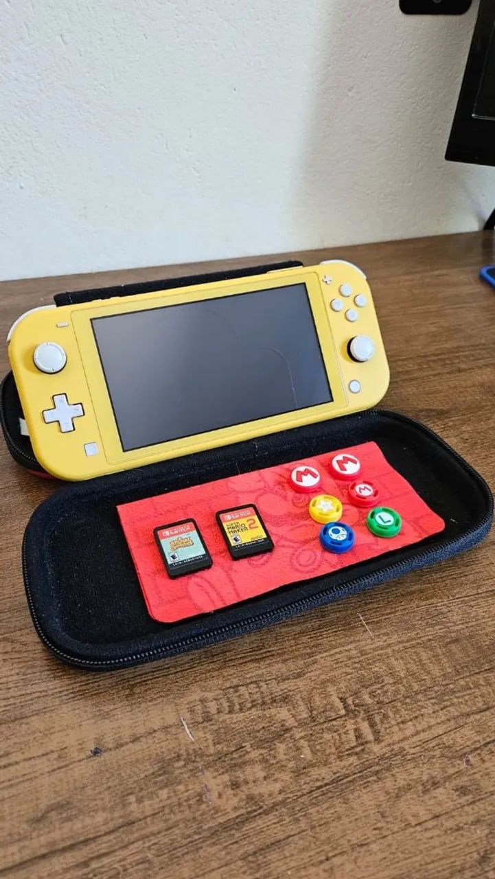 Nintendo Switch Lite Amarelo + 2 Jogos + Acessórios - Completo