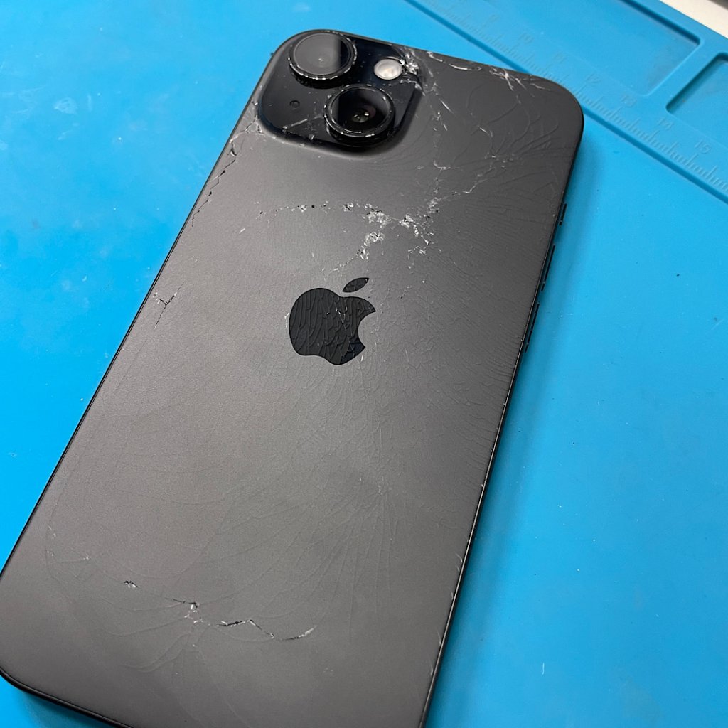 iPhone15 背面パネル破損 バックパネル交換| 龍ケ崎市長山| 背面もご