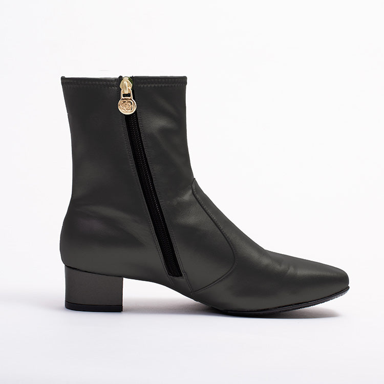 ブラックヴィーガンレザー ほわほわフラットブーツ– kay me