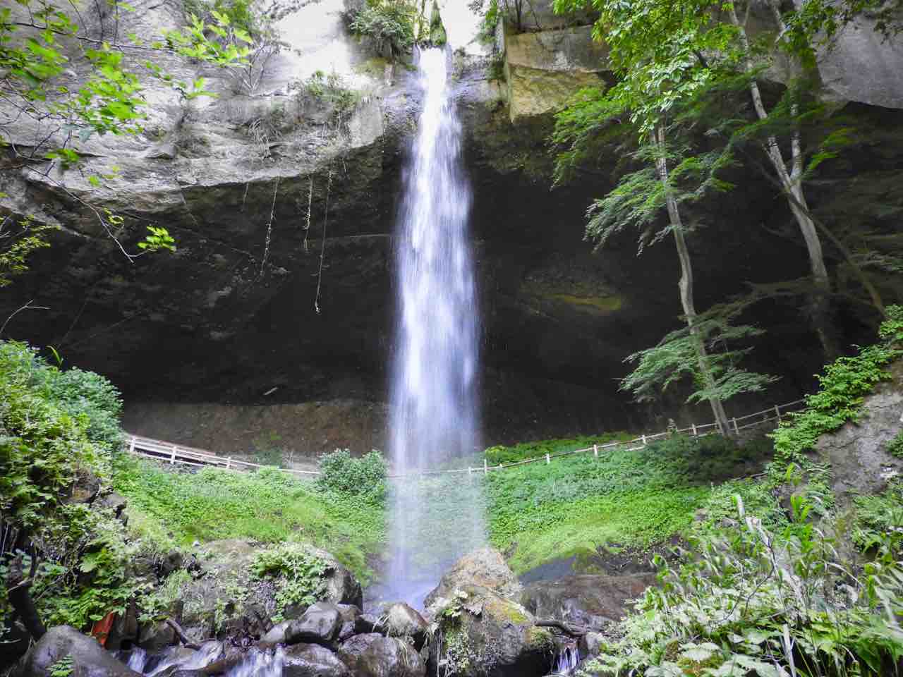 群馬】轟音が岩窟に反響する裏見の滝 棚下不動の滝 : 何度でも訪れたい