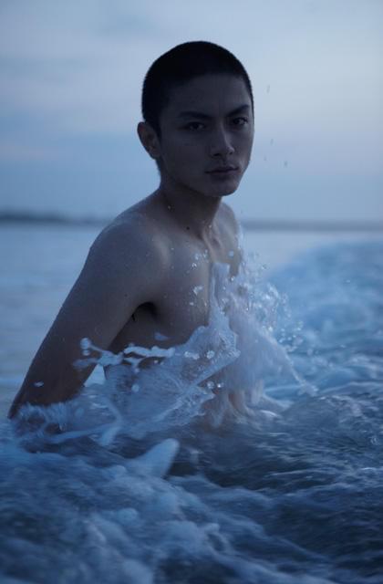 極めて純度が高い高良健吾」を気鋭の写真家・鈴木心が激写 : 映画