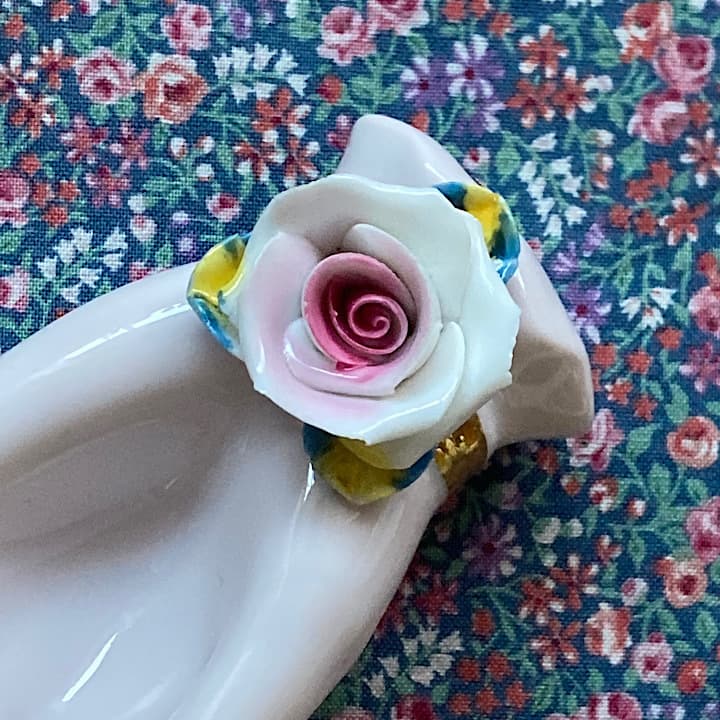 079小さな手にピンクのバラのポーセリンハンドトレイ