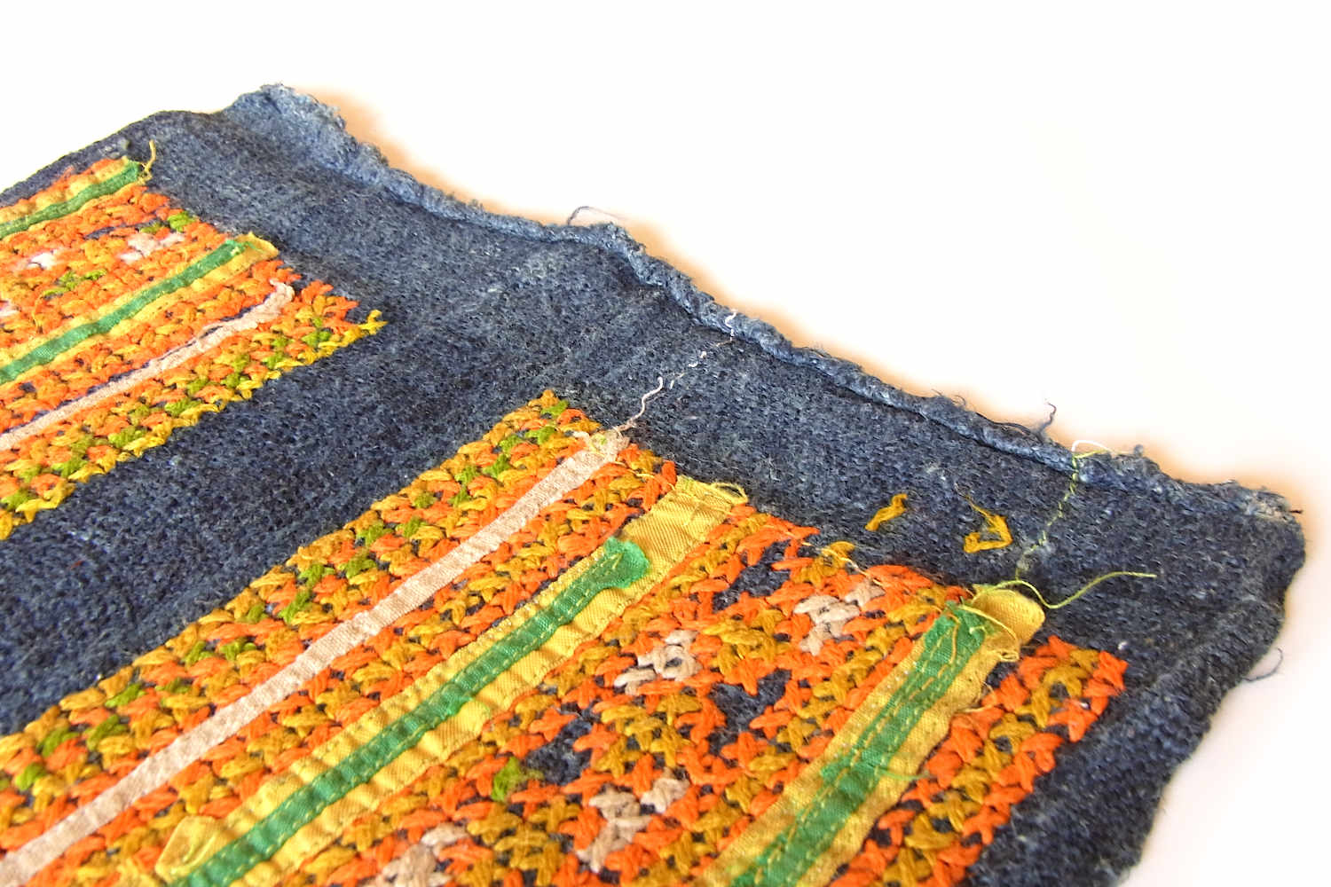 モン族刺繍布No.T-HM-194（※訳アリ品）|ラオスの青モン族の女性が愛用