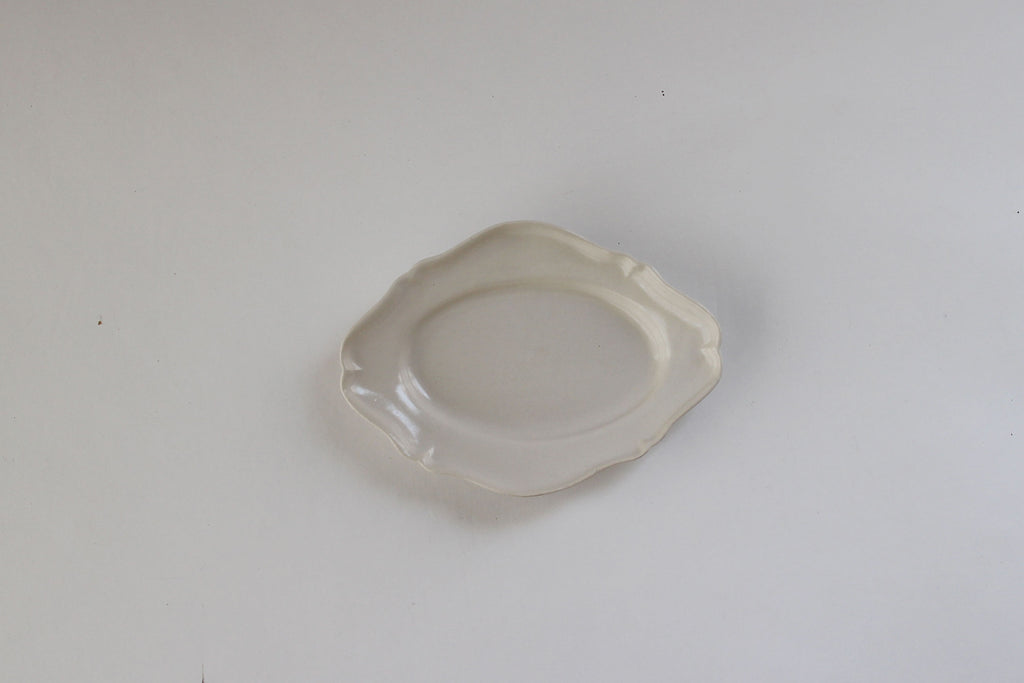 河合竜彦 白ツヤ釉 オーバルレリーフ皿 ｜くらすこと公式オンラインストア
