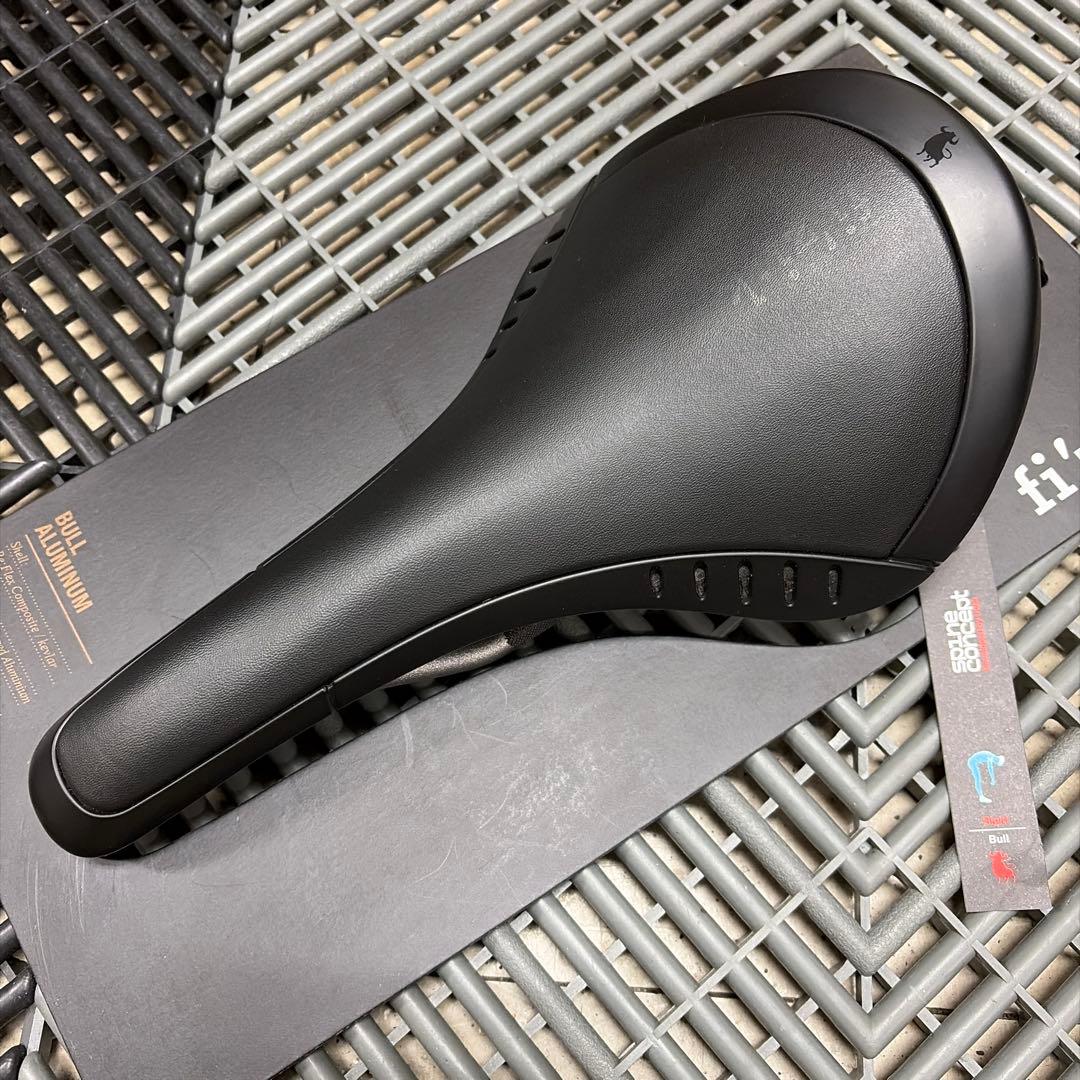 fi'zi:k Kurve Bull Aluminum フィジーク サドル ハンモック構造の快適サドル フィジーク KURVEがモデルチェンジ - 新