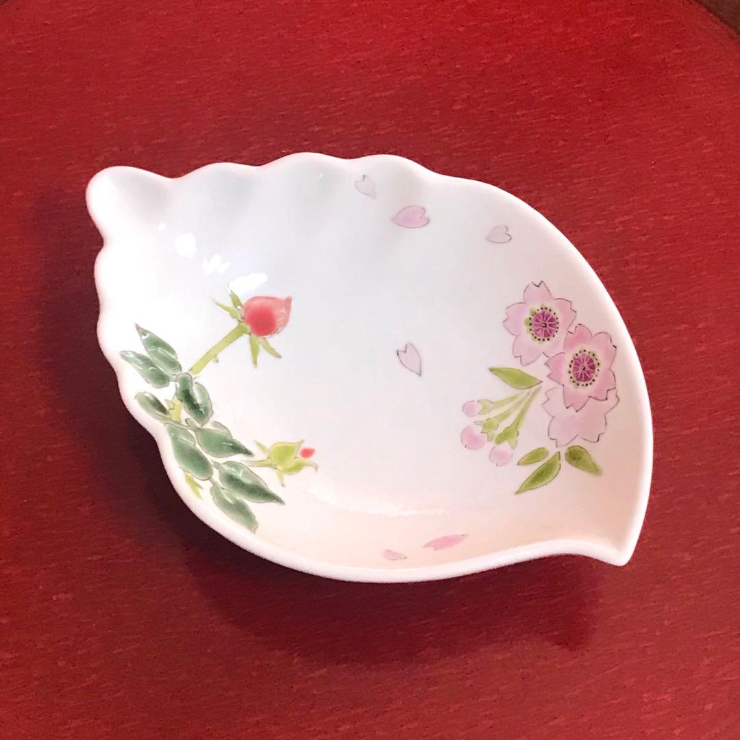 未使用保管品✨九谷焼 稔作 桜 薔薇 三つ足 皿 1枚✨さくら バラ 取り皿 九谷焼 豆皿 | 水森亜土 - 和食器の通販なら九谷焼専門店の陶らいふ