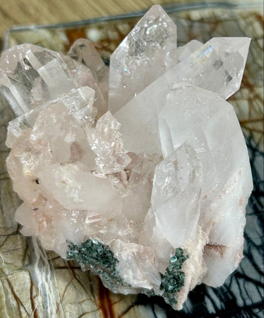 ご縁感謝SALEピンクレムリアン　クラスター　虹あり　キラキラ　天然石 ピンクレムリアンシード水晶クラスター／ Diamantina産 no4