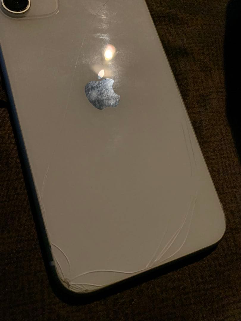 Apple iPhone 11 ホワイト 背面ひびあり - メルカリ