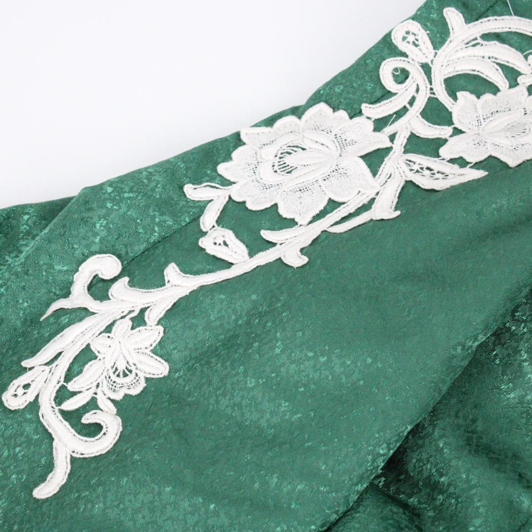 【極美品 フラメンコ衣装】艶やか光沢グリーン×ホワイト刺繍 ドレス 胸パット付き