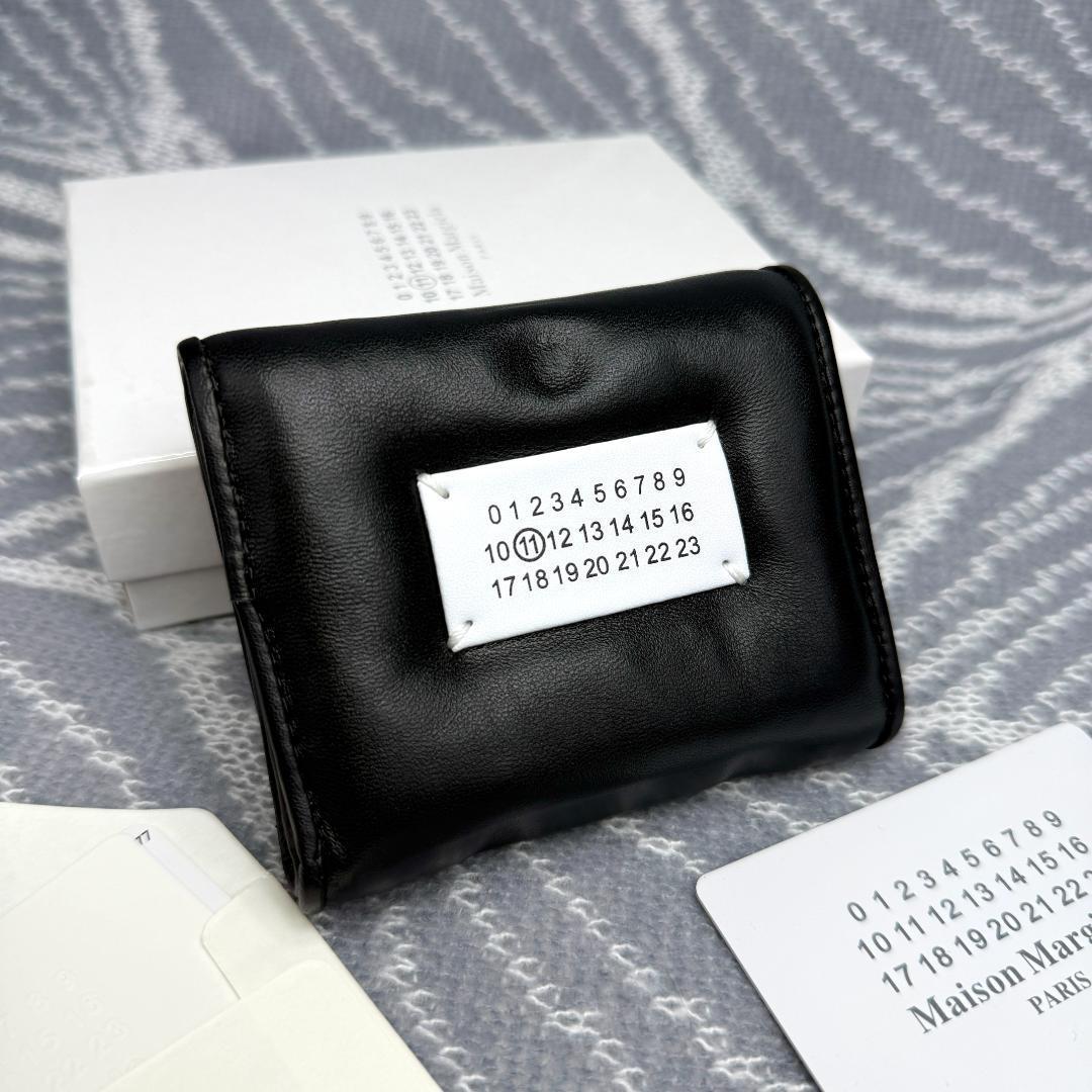 大人気♡ 三つ折り財布 エンベロープ プリント ラムスキン LOEWE（ロエベ） 三つ折り財布 Anagram Tri-Fold Wallet アナグラム