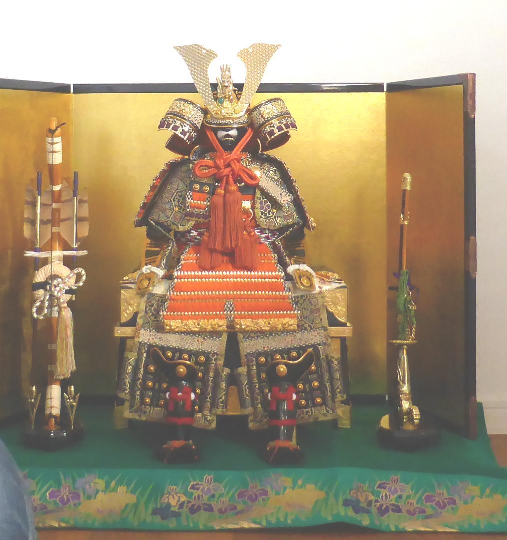 五月人形平飾り　武人作8号　木彫箔押竜　朱赤糸縅　屏風セット 五月人形 8号純金箔押兜 赤糸威 / おしゃれでコンパクトなかわいい