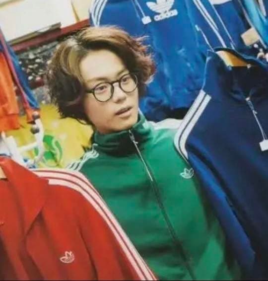 菅田将暉着用 色違い adidas アディダス トラックジャケット ブルー 青